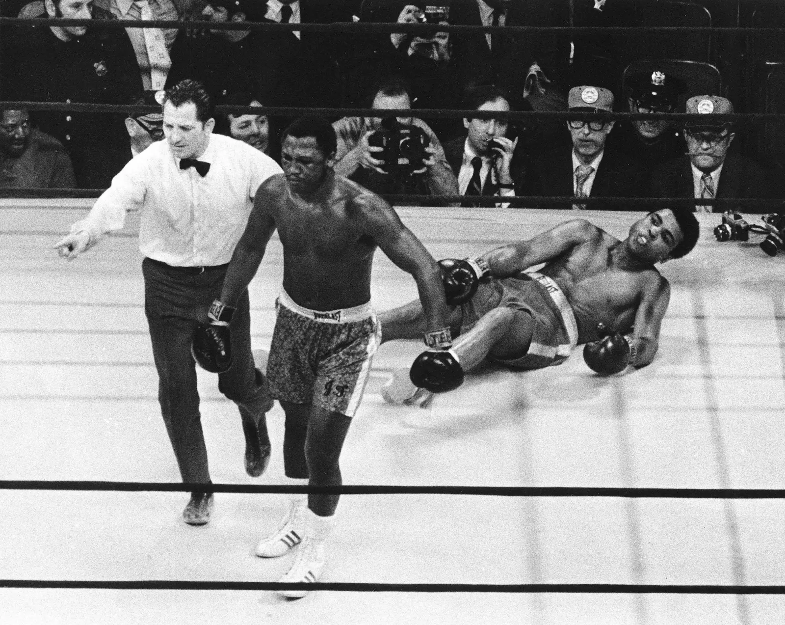 Ο Joe Frazier στέκεται πάνω από τον Muhammad Ali στον αγώνα του 1971.