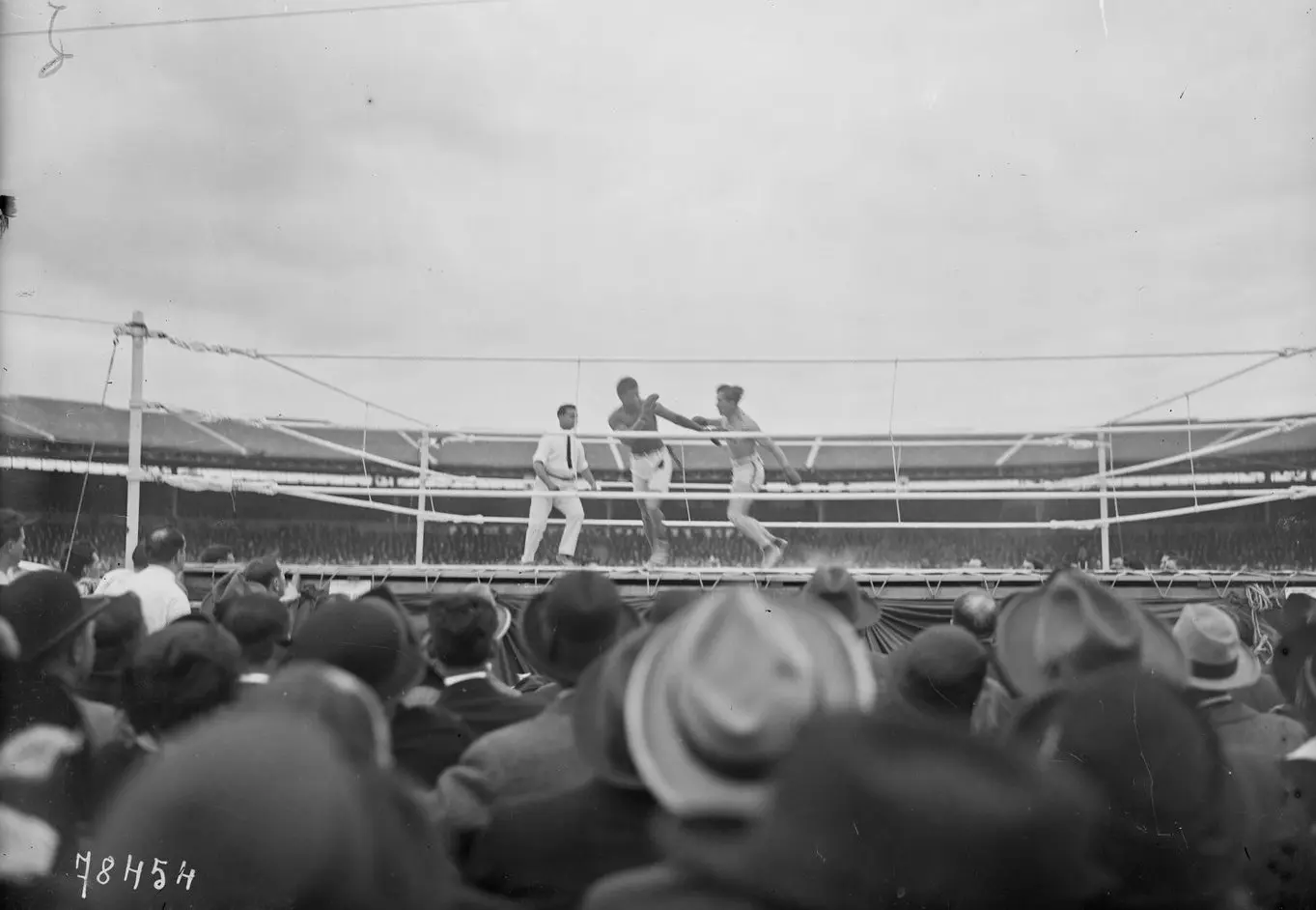 Οι Georges Carpentier και Battling Siki πυγμαχούν στο Stade Buffalo στις 24 Σεπτεμβρίου 1922.