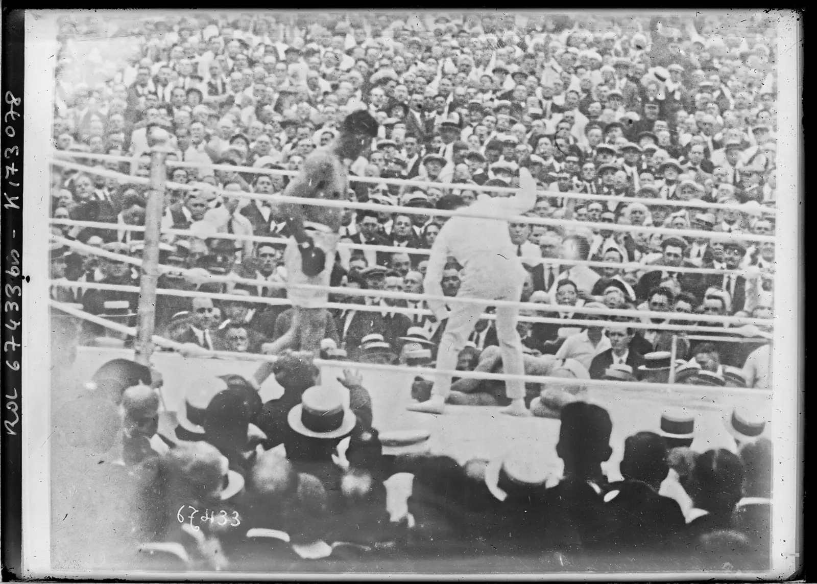 Ο Georges Carpentier πεσμένος κατά τον αγώνα με τον Jack Dempsey το 1921.