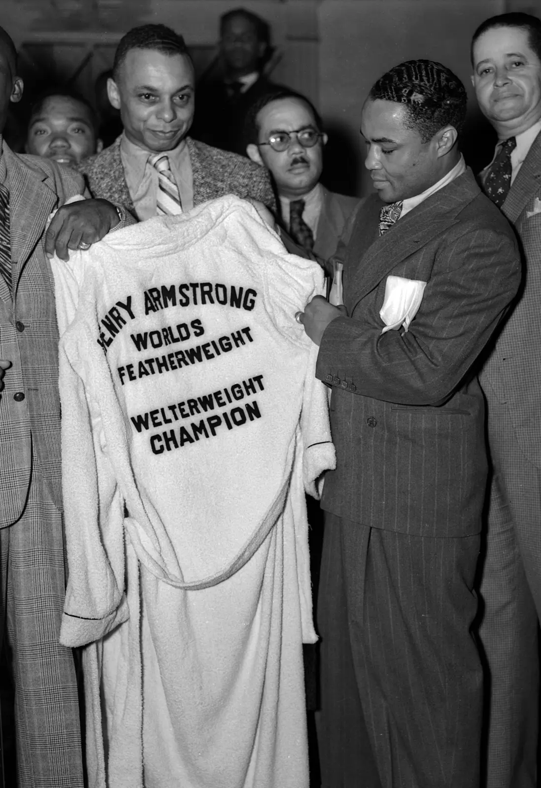 Ο Henry Armstrong το 1938 με robe που αναφέρεται στους παγκόσμιους τίτλους του.