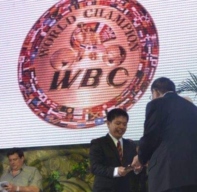 Ο Rey Danseco λαμβάνει την αναγνώριση WBC Judge of the Year.