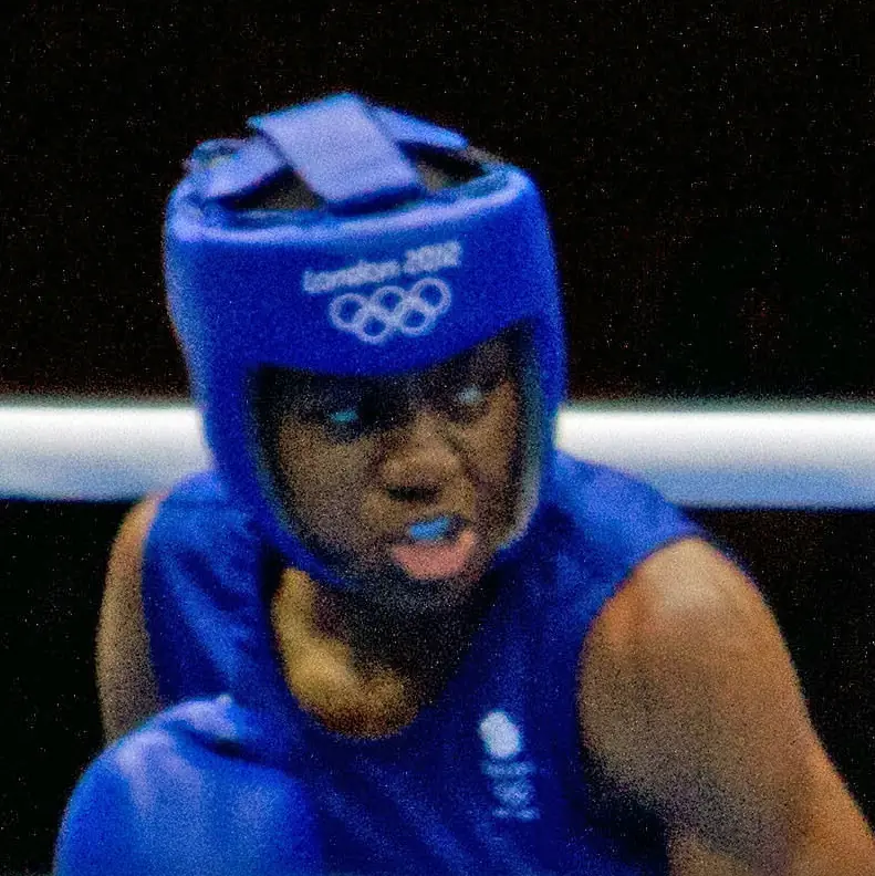 Η Nicola Adams αγωνίζεται στην πυγμαχία.