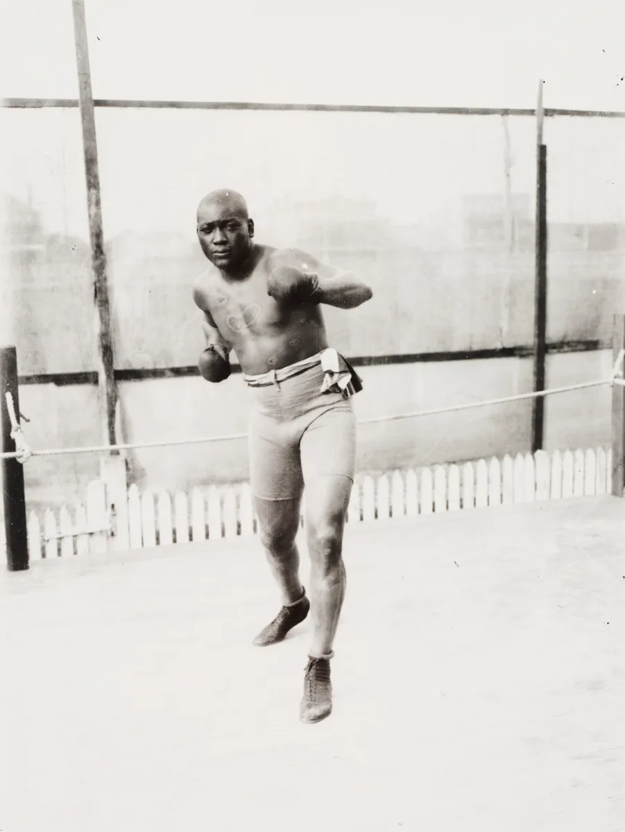 Φωτογραφικό πορτρέτο του Jack Johnson γύρω στο 1908.