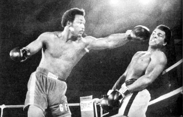 Ο George Foreman επιχειρεί χτύπημα απέναντι στον Muhammad Ali στο Rumble in the Jungle.