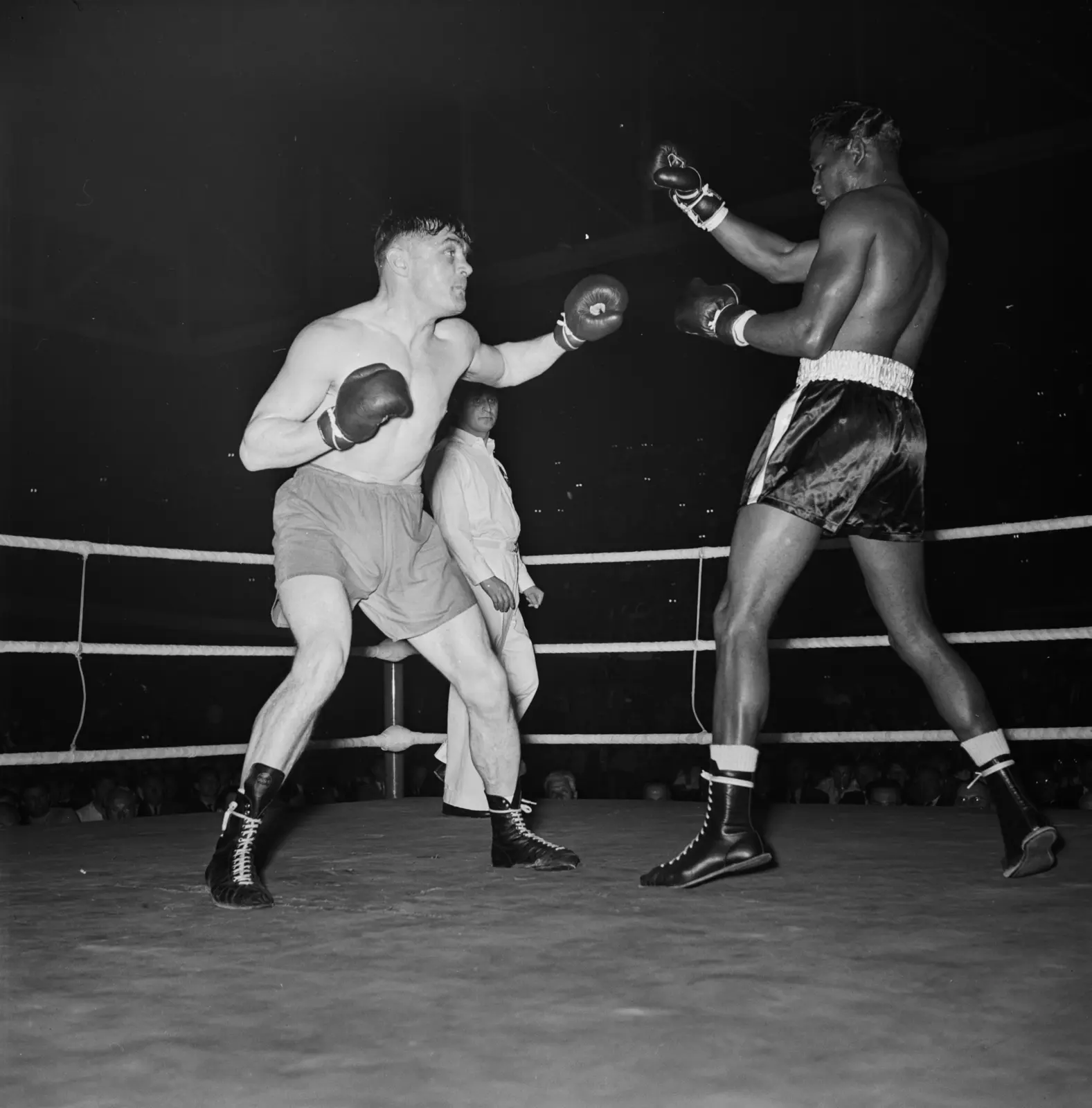 Ο Sugar Ray Robinson σε αγώνα με τον Jean Wanes στη Ζυρίχη το 1951.